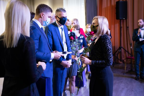 Profesinės dienos išvakarėse pagerbti ilgamečiai savivaldos darbuotojai 