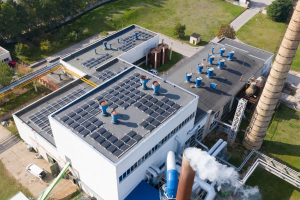 „Jonavos šilumos tinklai“ baigė montuoti saulės elektrinę