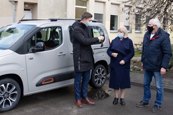 Kulvos vaikų namams perduotas naujas automobilis