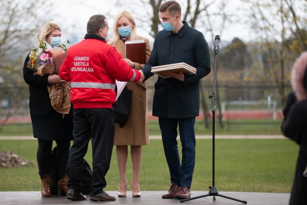 Profesinės šventės proga pasveikinti Jonavos medikai