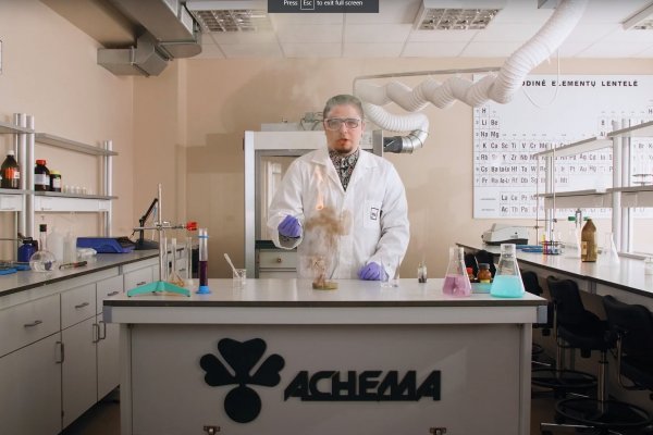 Nuotolinė chemijos pamoka: garuojantis ledas ir degantys guminukai