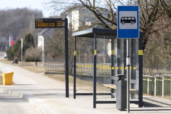 Jonavoje įrengtos naujos autobusų stotelės ir švieslentės