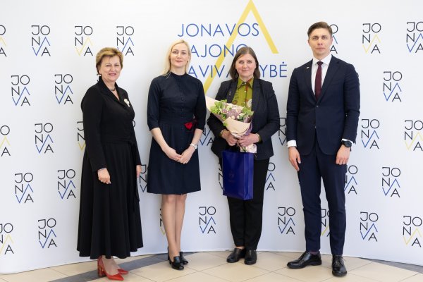 Rajono vadovai pasveikino Metų ekonomikos mokytoją R.Strumilienę
