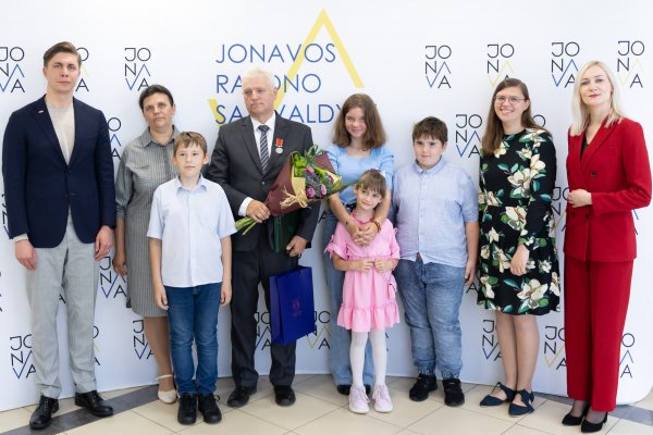 Savivaldybės vadovai pasveikino prezidento apdovanotą jonavietį