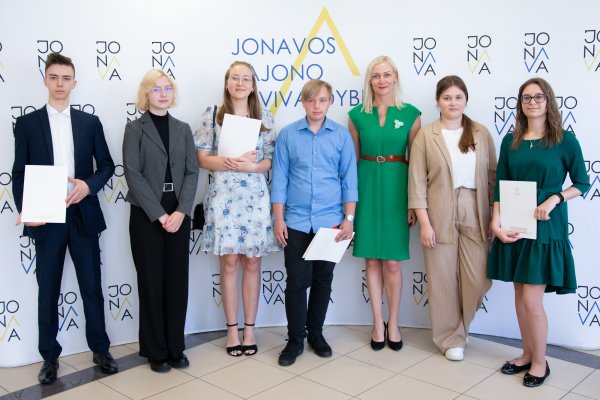 Savivaldybėje apdovanoti Jonavos rajono šimtukininkai