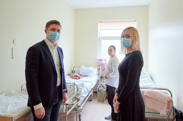 Rajono vadovai pasveikino pirmąją šiemet gimusią jonavietę