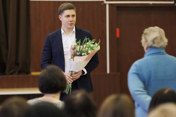 Meras padėkojo ilgametei „Neries“ mokyklos direktorei, pasveikino naują vadovę