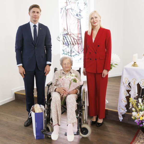 Savivaldybės vadovai pasveikino šimtametę jonavietę