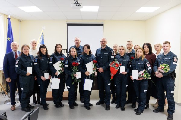 Savivaldybės atstovai pasveikino rajono policijos pareigūnus 
