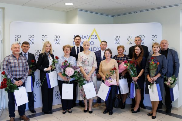 Profesinės dienos išvakarėse pagerbti ilgamečiai savivaldybės darbuotojai 