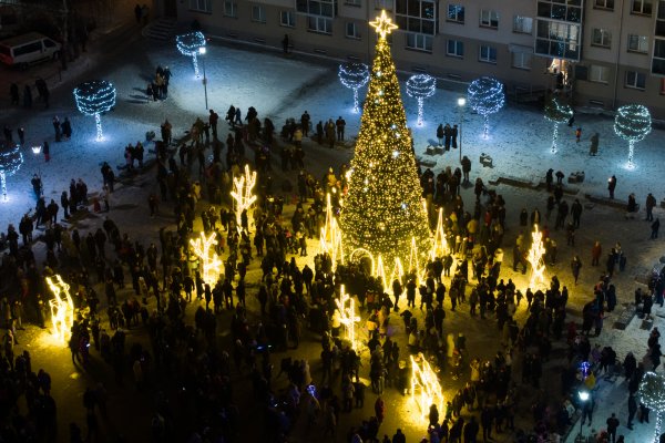 Jonavoje sužibo auksinė Kalėdų eglė, miestas paniro į magišką pasakų pasaulį