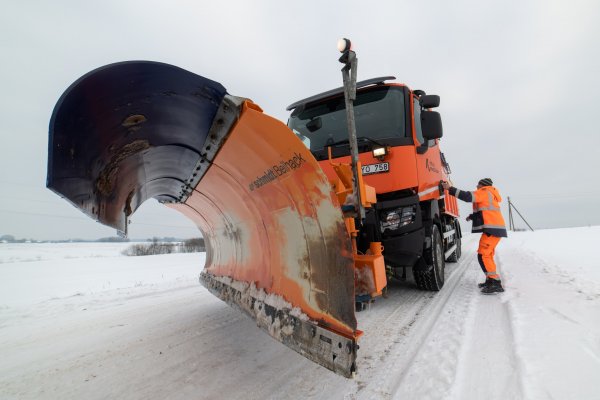 Šaltis sunkina padėtį keliuose: vairuotojų prašoma atsargumo
