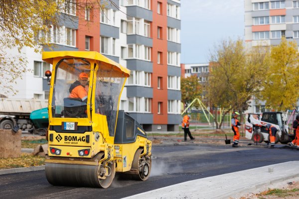 Daugiabučių namų kiemuose Rimkuose klojamas asfaltas