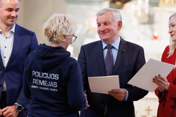 Savivaldybės vadovai pasveikino rajono policijos pareigūnus 