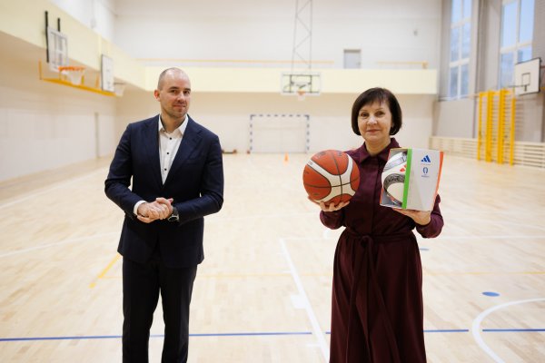 Jonavos „Neries“ mokykloje atnaujinta sporto salė