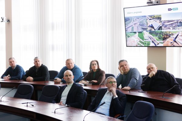 Su „LTG Infra“ atstovais kalbėtasi apie „Rail Baltica“ statybų eigą ir dėl darbų sugadintų kelių...