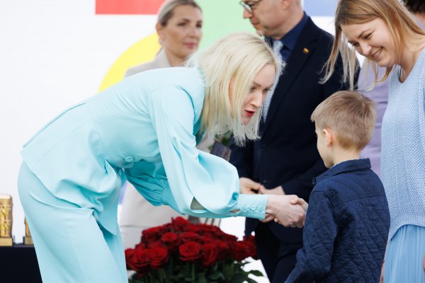 Gyvybės pilnoje Jonavoje – padėkomis gabiems moksleiviams pažymėtas vasaros atidarymas