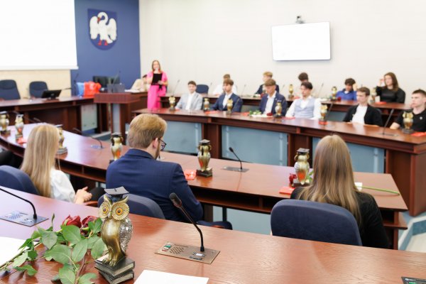 Šimtukai, jaudulys ir ateities planai – absolventai Džiugas ir Liepa apie savo sėkmės kelią