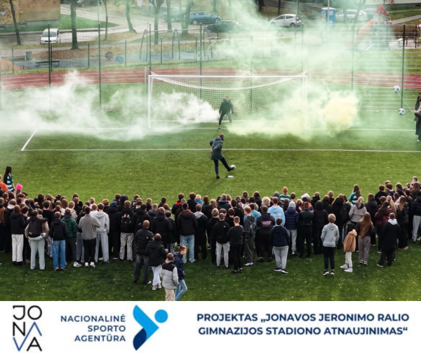 Atidarytas atnaujintas Jonavos Jeronimo Ralio gimnazijos sporto stadionas