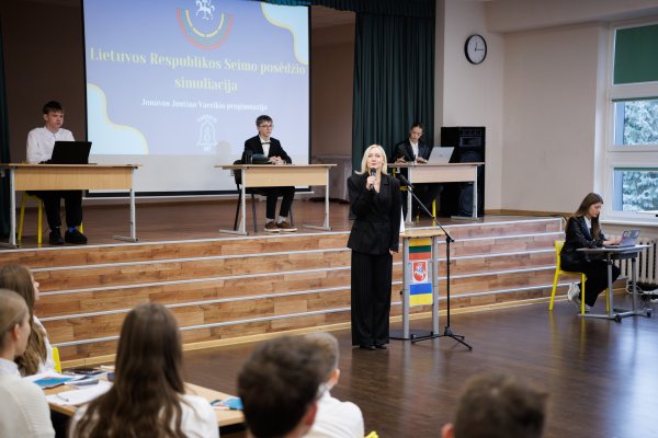 Simuliacinėje Justino Vareikio progimnazijos Seimo sesijoje – jaunųjų politikų diskusijos ir...