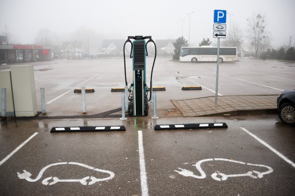 UAB „Jonavos autobusai“ įrengė naują elektromobilių įkrovimo stotelę 