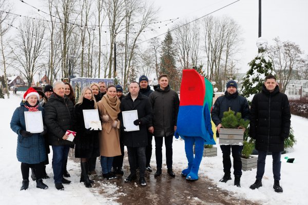 Kalėdinių eglučių miestelio kūrėjams – dovanos 