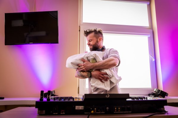 Šeima iš Klaipėdos savo pirmagimę Jonavos ligoninėje pasitiko su muzika 