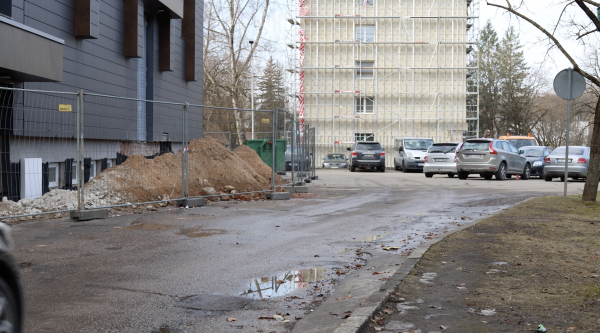 Uždaroma Jonavos kultūros centro automobilių stovėjimo aikštelė